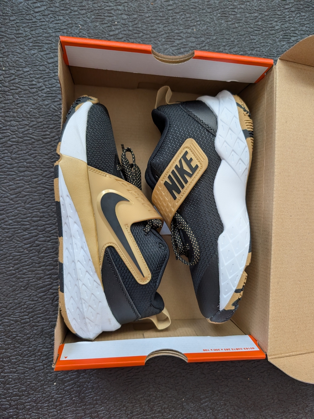 Nike Kids' Team Hustle D 12 Black & Gold Athletic Basketball Sneakers 3.5